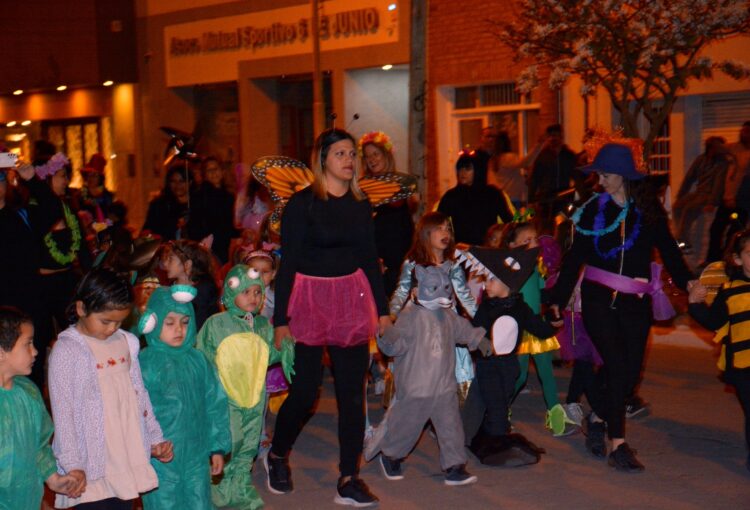 Lee más sobre el artículo Balnearia disfrutó de un colorido desfile de carrozas estudiantiles