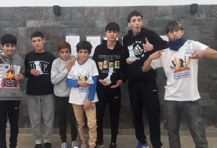 Lee más sobre el artículo Jóvenes ajedrecistas de la localidad participaron en un importante torneo