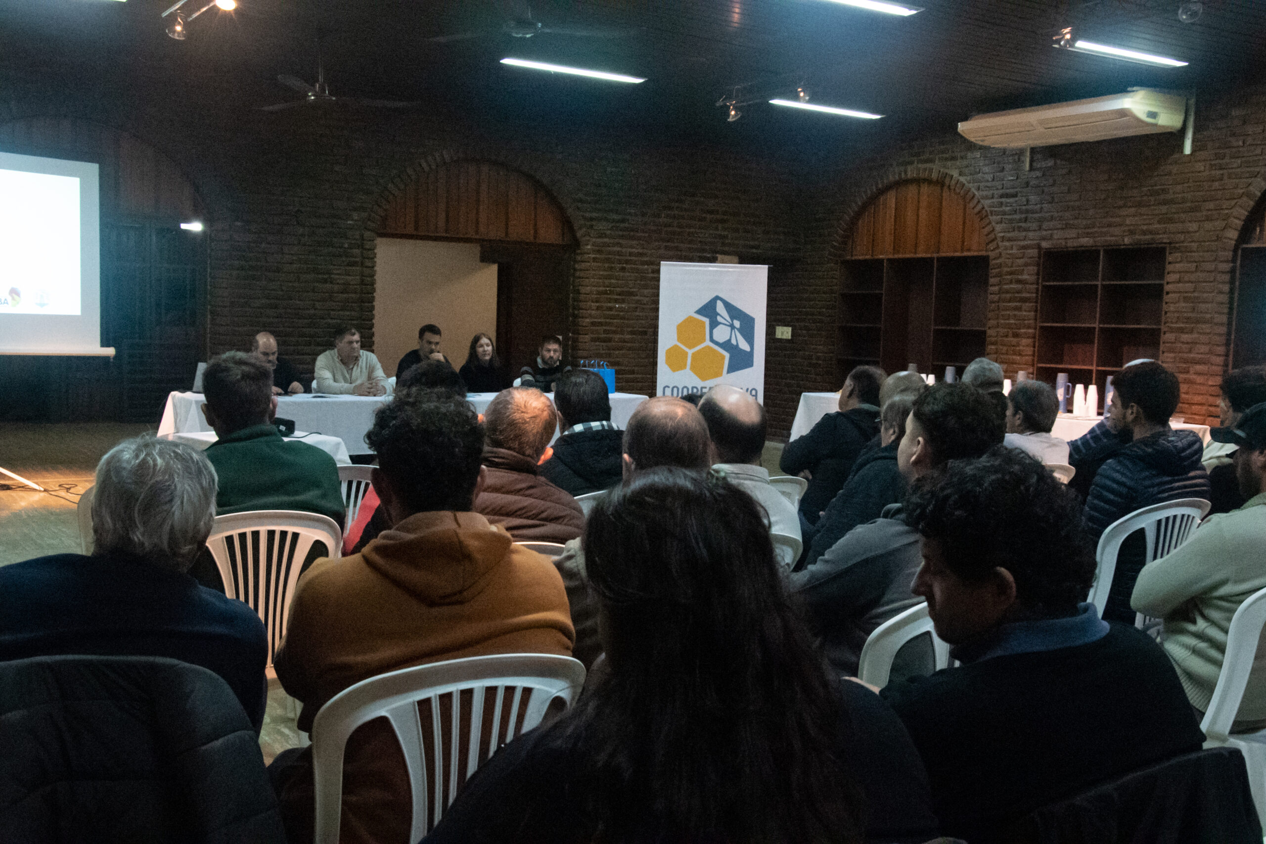 En este momento estás viendo Balnearia, sede de la reunión departamental del sector apícola