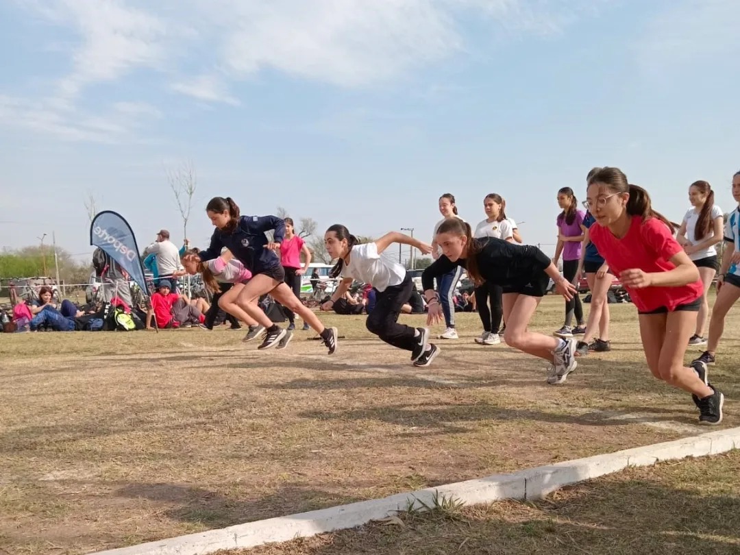 En este momento estás viendo Jóvenes balnearenses brillaron en el Torneo Regional de Atletismo