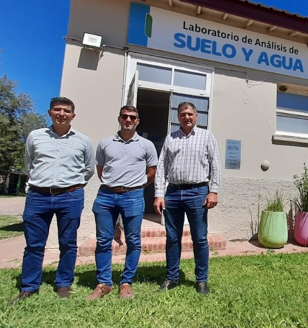 En este momento estás viendo Autoridades provinciales recorrieron el Laboratorio de Suelo y Agua