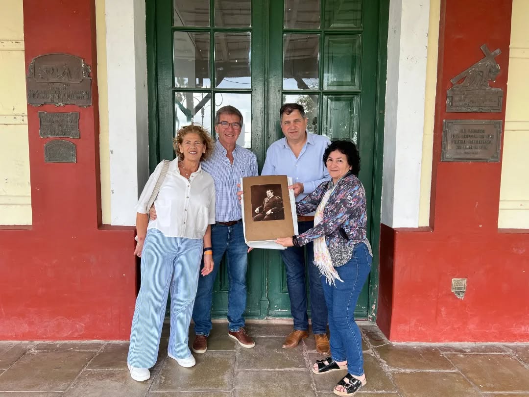 En este momento estás viendo El intendente Méndez recibió al nieto de Vaca Narvaja, uno de los fundadores de Balnearia