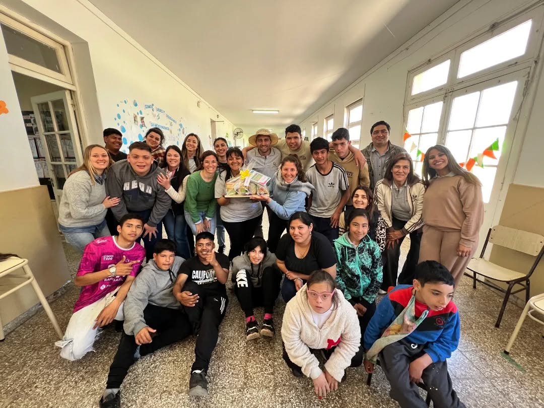 En este momento estás viendo Homenaje a los maestros en la recorrida por las escuelas de Balnearia