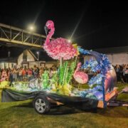 Lee más sobre el artículo Desfile de Carrozas: color y creatividad en el gran cierre de Balnearia Florece
