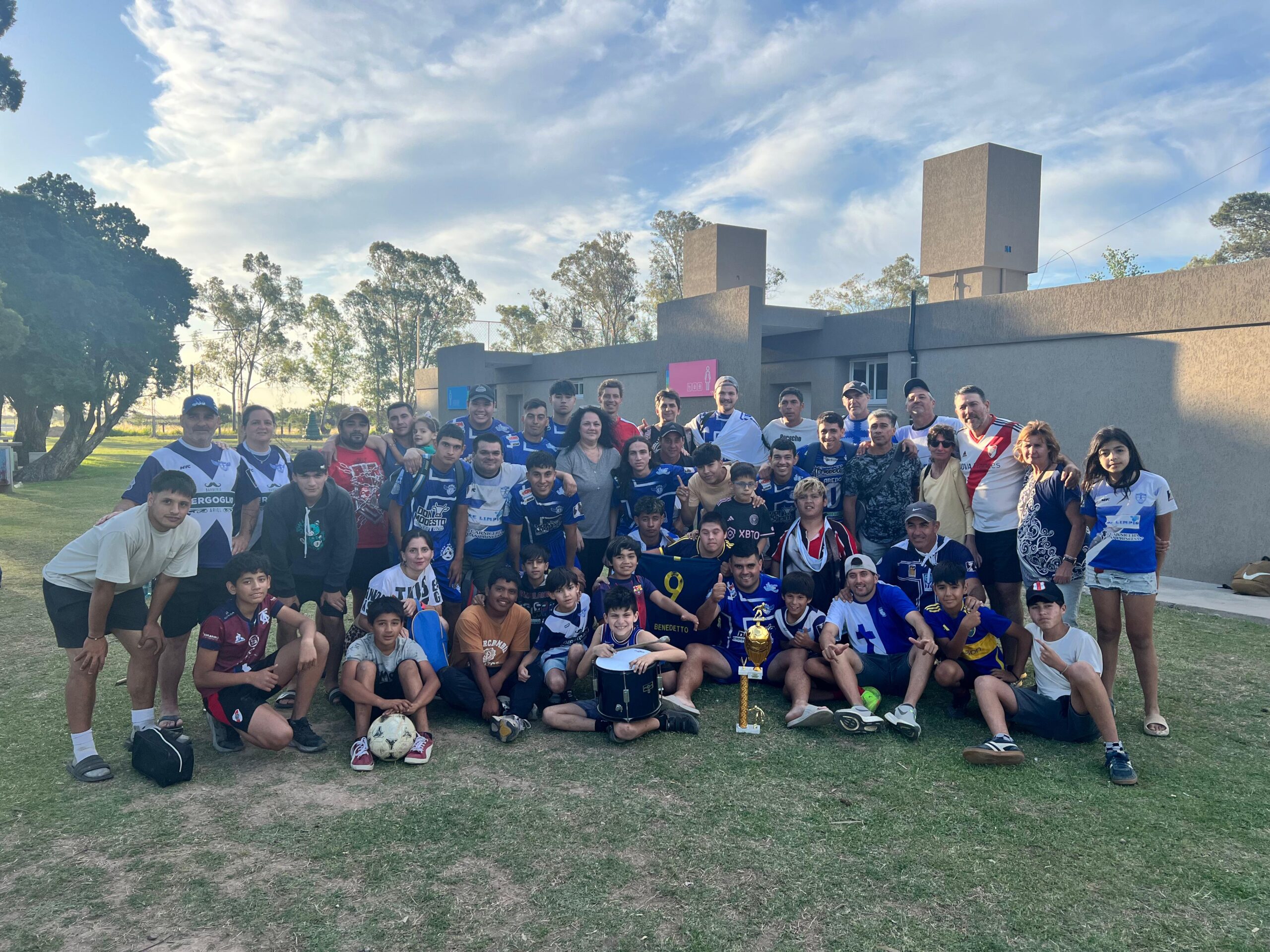 En este momento estás viendo Se cerró el Torneo Barrial 2025 con una gran jornada en el Polideportivo