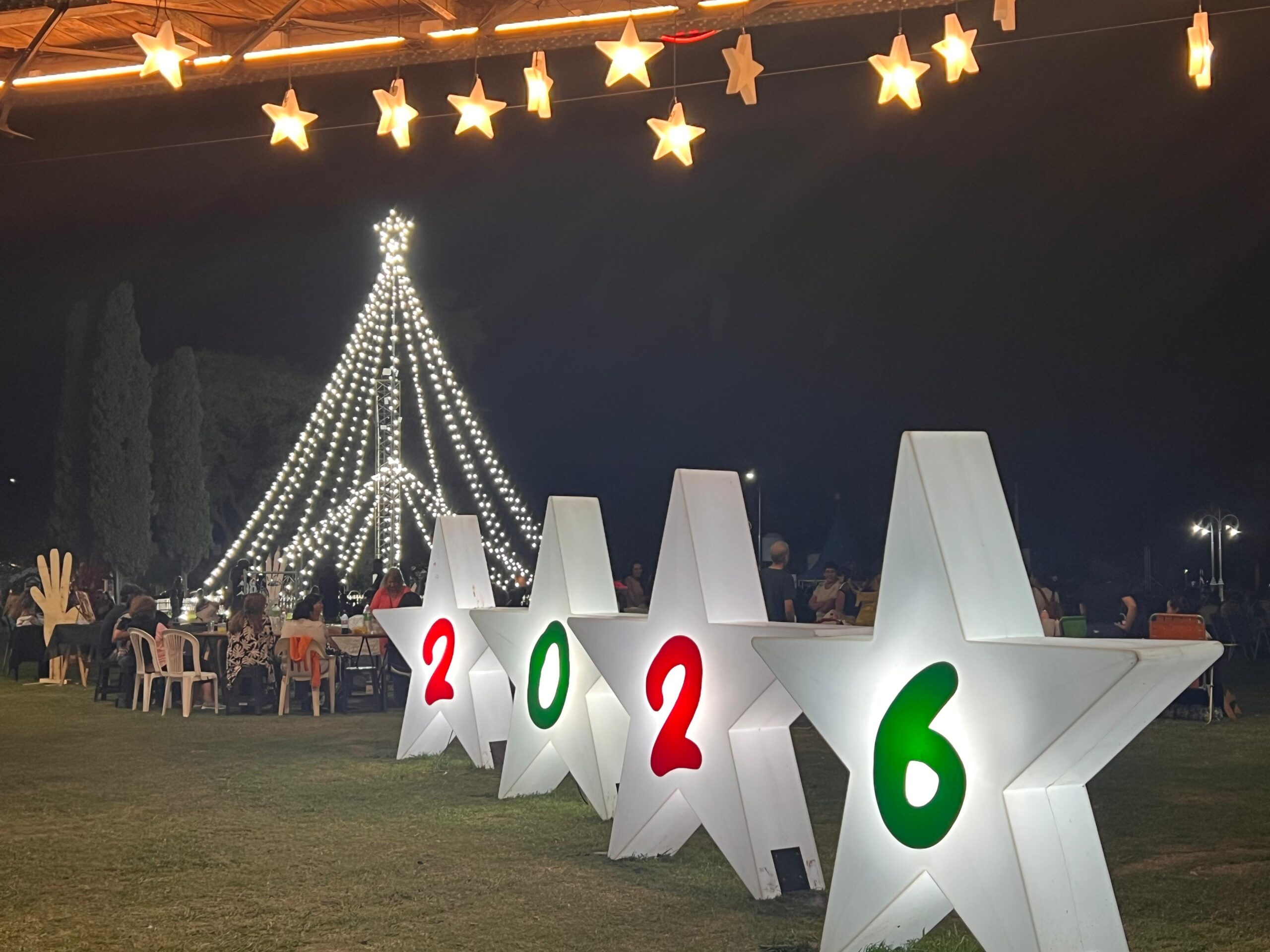 En este momento estás viendo El Árbol de Navidad ilumina el Predio del Ferrocarril