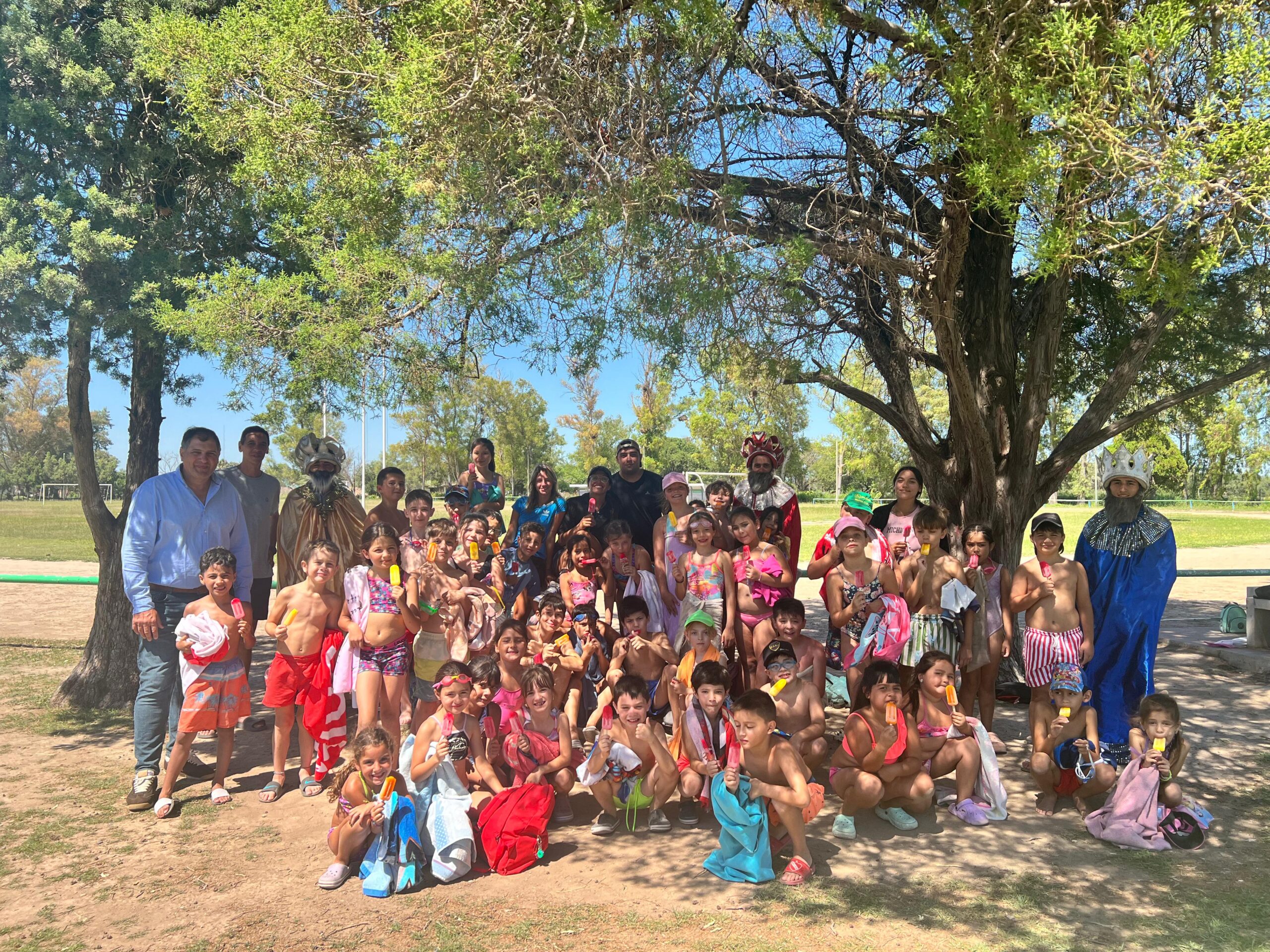 En este momento estás viendo Los Reyes Magos visitaron la Escuelita de Verano y el Hospital San José