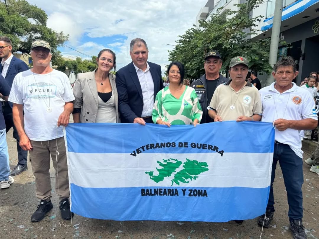 En este momento estás viendo Veteranos desfilaron en el acto provincial por Malvinas
